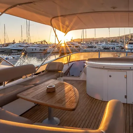 Botel Luxury Yacht 
